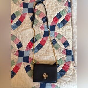 Tory Burch Britten Chain Crossbody Waller in Black Pebbled Leather